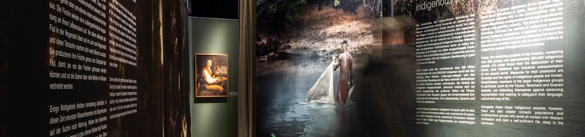 Hohe Textwände in der Ausstellung