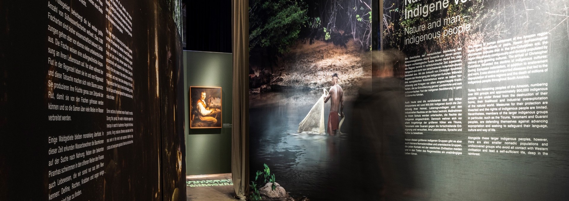 Hohe Textwände in der Ausstellung