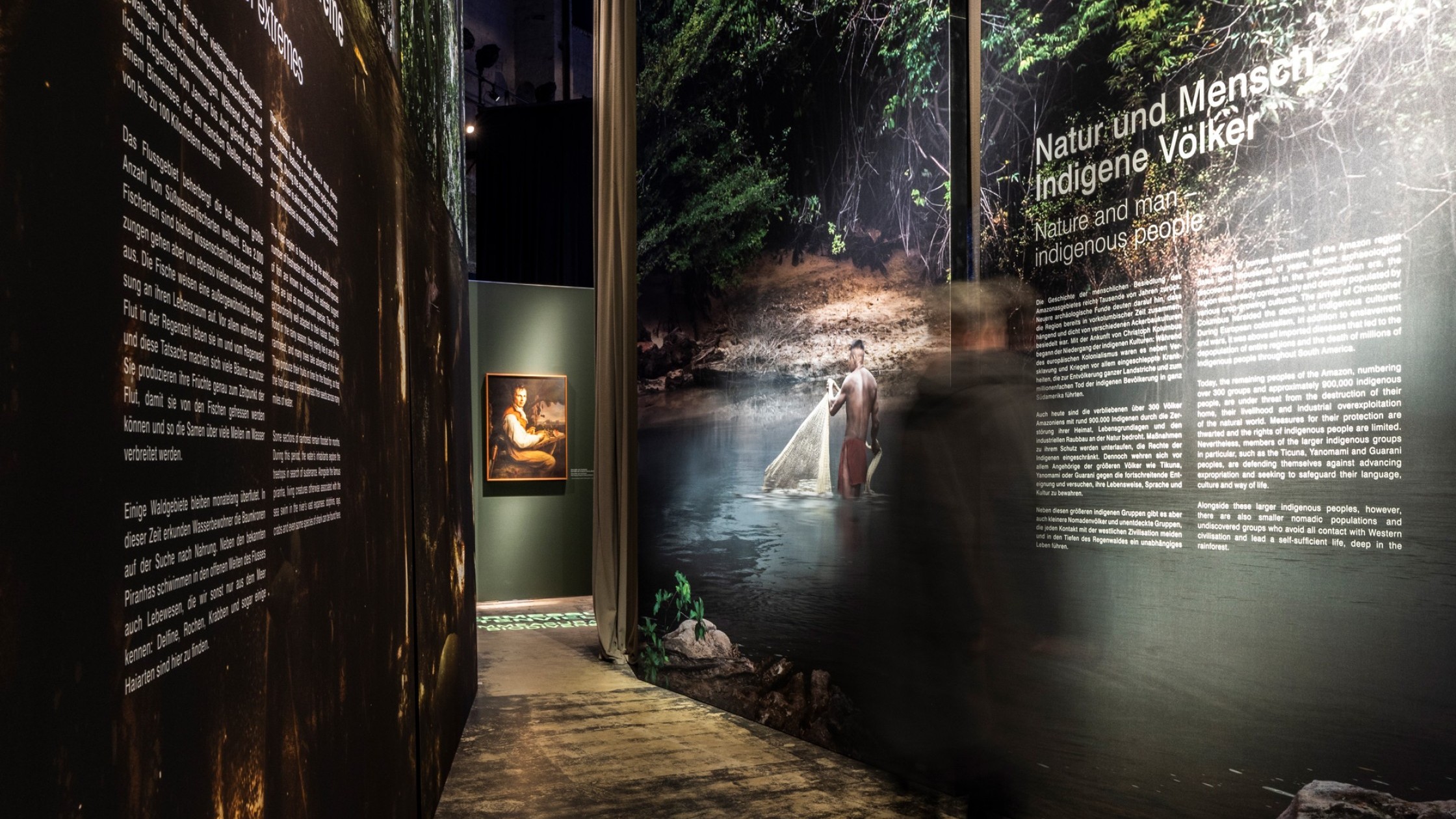 Hohe Textwände in der Ausstellung