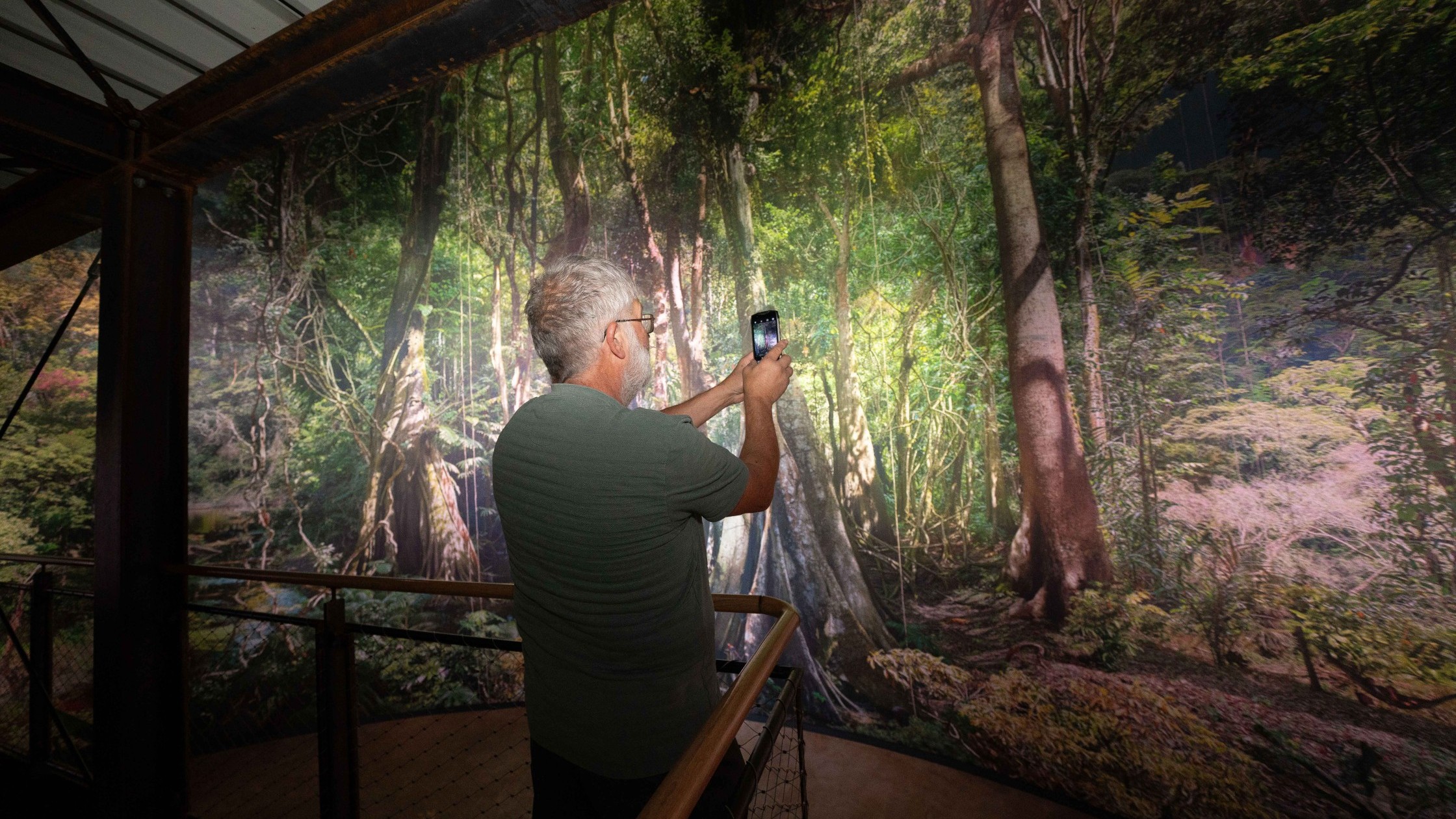 Mann fotografiert das Panorama Amazonien mit dem Handy