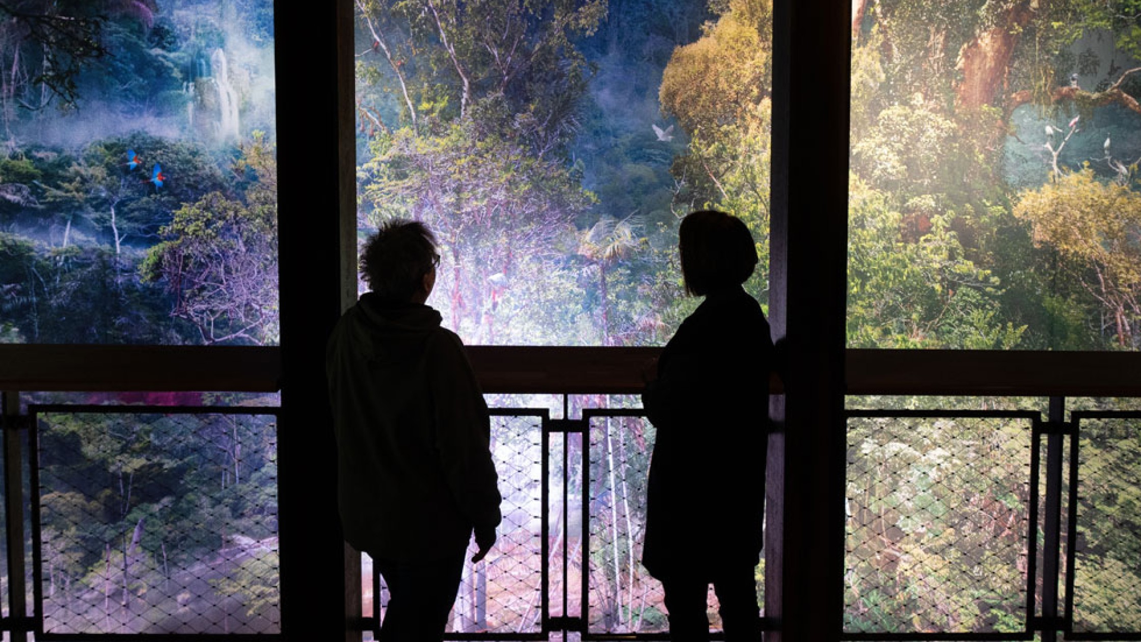 zwei Frauen auf der Mittleren Ebene des Panorama Turms