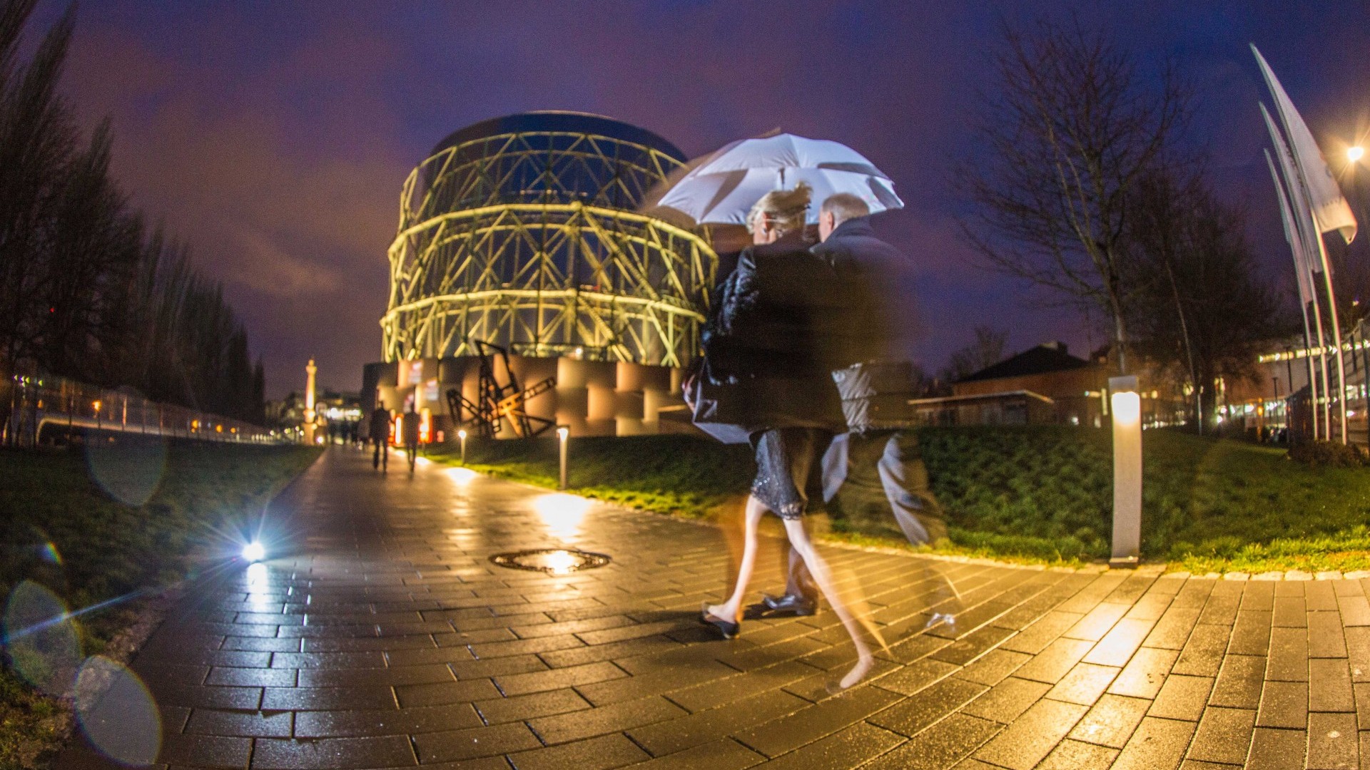 Gäste auf dem Weg zum Gasometer