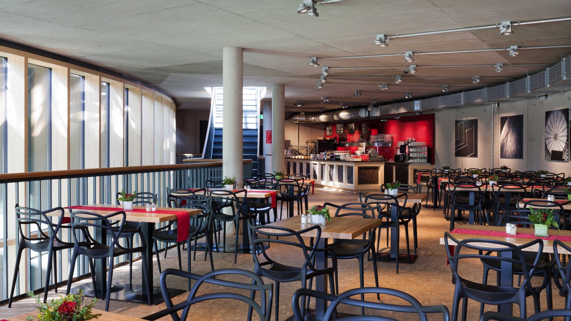 Tische im Gasometer Bistro