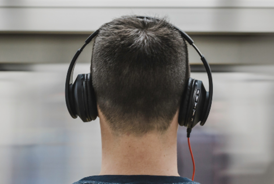 Mann mit Kopfhörern