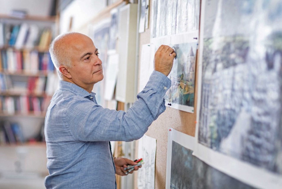 Yadegar Asisi beim zeichnen