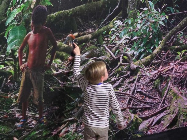 Ein Kind schaut sich das Panorama an