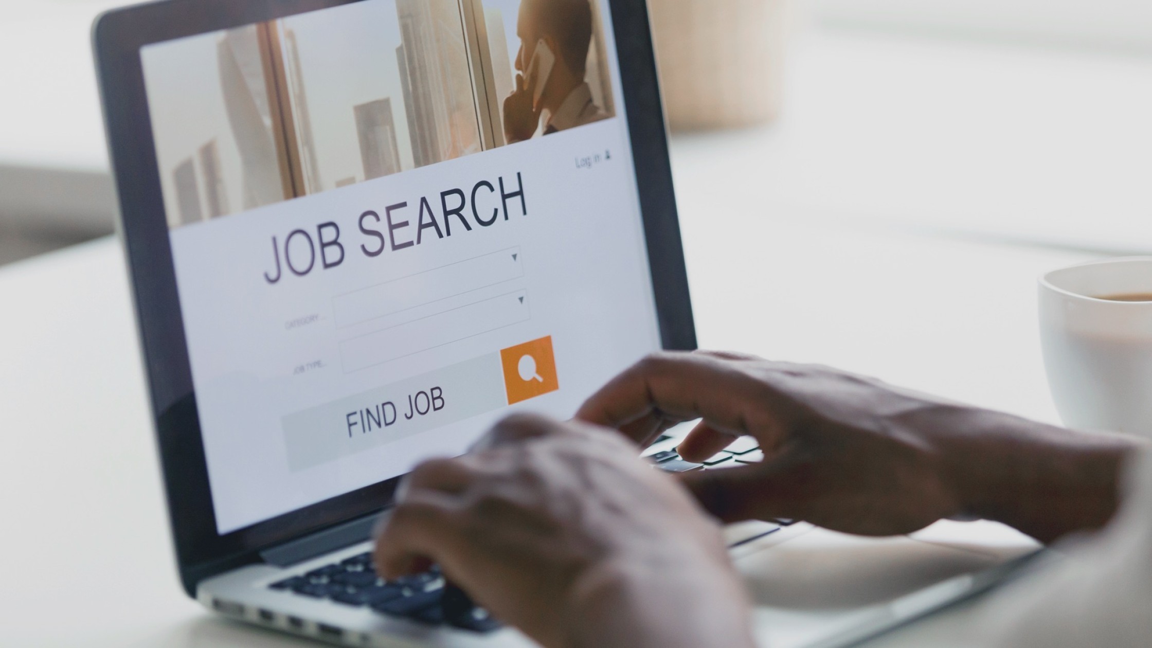 Offener Laptop mit Job suche